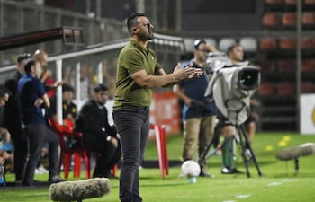 El entrenador de Sportivo San Lorenzo, Julio César Cáceres brinda indicaciones en el duelo entre el Rayadito ante Guaraní, disputado en el estadio Gunther Vogel.