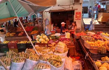 El choclo fresco, así como las frutas y verduras, son ampliamente vendidas.