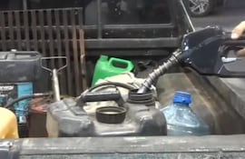 Algunas presonas se hacen de reservas de combustibles ante este nuevo incremento en los precios.