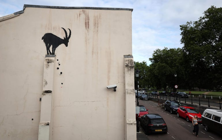 London (United Kingdom), 05/08/2024.- A new artwork depicting a goat by British anonymous street artist Banksy on the side of a home in Kew, south west London, Britain, 05 August 2024. Banksy posted a picture of the artwork on his his social media account. (Reino Unido, Londres) EFE/EPA/ANDY RAIN
