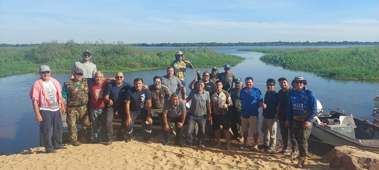 Integrantes de la Asociación de Pesca Deportiva San Antonio de la ciudad del mismo nombre.