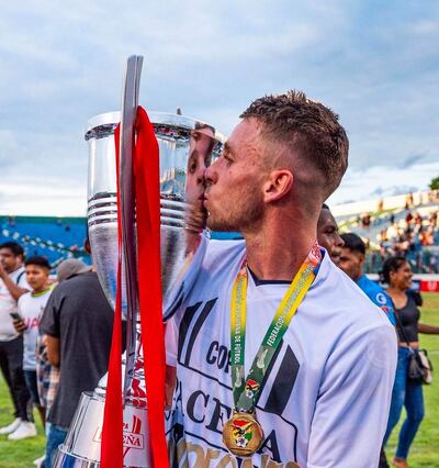 Felipe Pasadore besa el trofeo ganado en el primer semestre de 2024 con el San Antonio Bulo Bulo.