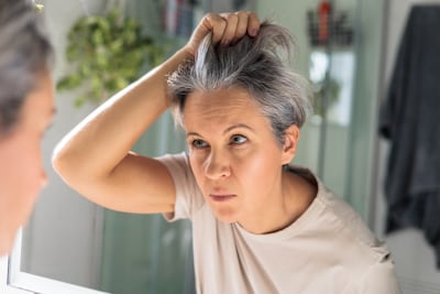 Concepto de canas, pelo gris, dejar de teñirse.