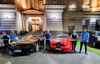 El Camaro negro y el Mustang rojo que fueron decomisados por la Policía argentina.