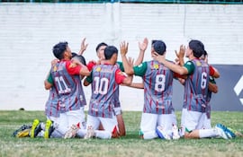 Celebración ñuense en el gol de la victoria, en la fecha inaugural de la Primera División C contra Deportivo Pinozá.