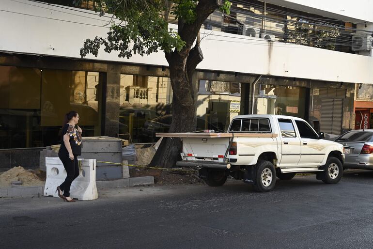 Peatones se arriesgan cruzando por la calle para evitar las obras.