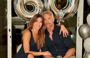 ¡Siempre enamorados! El cumpleañero Osvaldo Sabatini con su esposa Catherine Fulop.