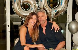 ¡Siempre enamorados! El cumpleañero Osvaldo Sabatini con su esposa Catherine Fulop.