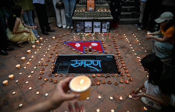 Varias personas participan en una vigilia con velas en memoria de las víctimas de las inundaciones repentinas en Nepal, en Katmandú, el 5 de septiembre de 2026.