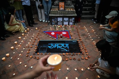 Varias personas participan en una vigilia con velas en memoria de las víctimas de las inundaciones repentinas en Nepal, en Katmandú, el 5 de septiembre de 2026.