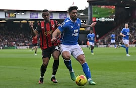 El delantero francés del Bournemouth, Eli Junior Kroupi, disputa el balón con el defensa paraguayo del Sunderland, Omar Alderete, durante el partido de fútbol de la Premier League inglesa entre el Bournemouth y el Sunderland en el Vitality Stadium de Bournemouth.