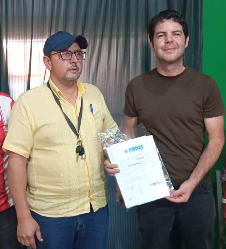 De izquierda a derecha Gustavo Elizeche (PEN) junto al ganador de la encuesta Juan Aurelio Bobadilla.