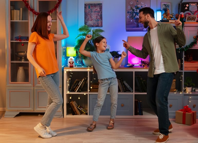 Una familia bailando feliz.