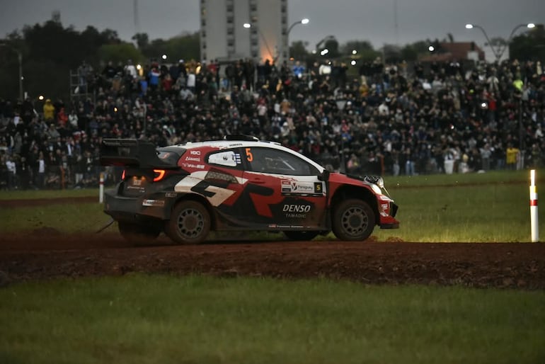 El Toyota GR Yaris Rally 1 del finlandés Sami Pajari en la última especial de la Etapa 2 del Rally del Paraguay 2026 en la Costanera de Encarnación, Paraguay.