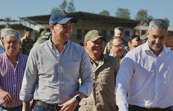Santiago Peña y Mario Abdo junto ante los efectivos del CODI en Concepción.