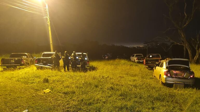 Militares del CODI custodian algunos de los vehículos llenos de marihuana incautados en la operación Umbral, en Saltos del Guairá.