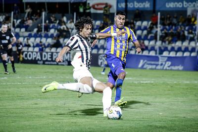 Adrián Alcaraz (i), futbolista de Libertad, domina el balón en un partido frente a Sportivo Luqueño por la fecha 18 del torneo Apertura 2025 del fútbol paraguayo en el estadio Luis Salinas, en Itauguá.