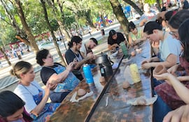 Ceramistas realizan talleres gratuitos de cerámica con técnicas artesanales en los que utilizan arcilla local.