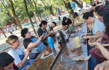 Ceramistas realizan talleres gratuitos de cerámica con técnicas artesanales en los que utilizan arcilla local.