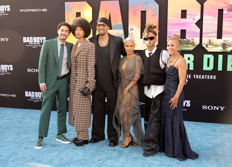 Trey Smith, Willow Smith, Will Smith, Jada Pinkett Smith, Jaden Smith y Adrienne Banfield-Norris en la premier de "Bad Boys: Ride or Die" en Hollywood. (Kevin Winter/Getty Images/AFP)
