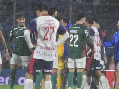 Gustavo Gómez (i), jugador de Palmeiras, y Gustavo Velázquez (d), futbolista de Cerro Porteño, durante la fuerte discusión al finalizar el partido por los octavos de final de la Copa Libertadores 2026 en el estadio La Nueva Olla, en Asunción, Paraguay.