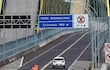 El histórico primero cruce de vehículo particular por el puente de la Integración.