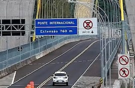 El histórico primero cruce de vehículo particular por el puente de la Integración.