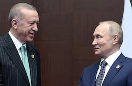 El presidente turco Recep Tayyip Erdogan (i) y el mandatario ruso, Vladimir Putin (d). (archivo)