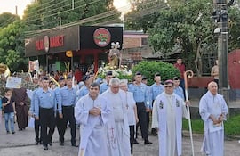 El obispo Osmar López con báculo, rodeado de sacerdotes y fieles, en un ambiente festivo con policías observando.