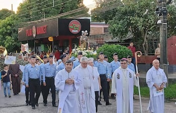 El obispo Osmar López con báculo, rodeado de sacerdotes y fieles, en un ambiente festivo con policías observando.