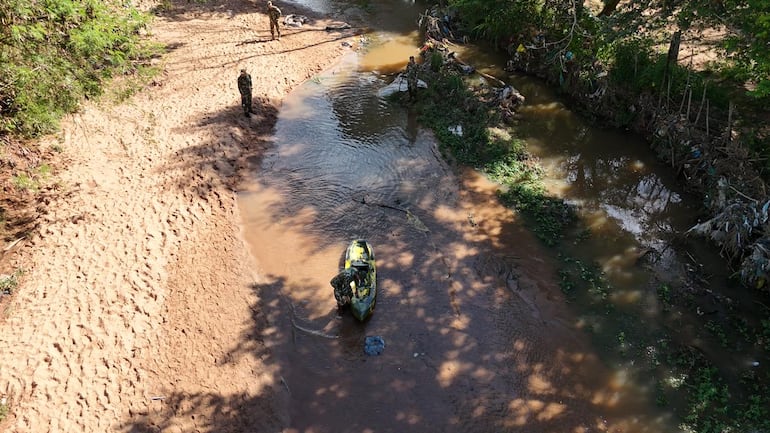 Búsqueda del niño desaparecido.
