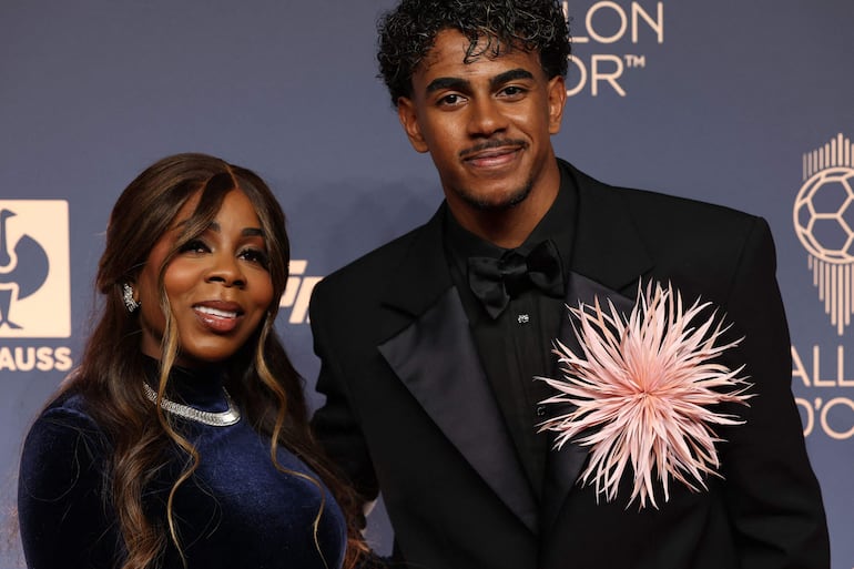 Lamine Yamal y su madre Sheila Ebana en el Palladium Theatre de Londres. (FRANCK FIFE / AFP)