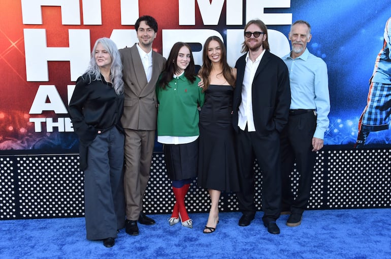 Billie Eilish posa feliz con el actor estadounidense Nat Wolff, sus padres Maggie Baird y Patrick O'Connell, su hermano Finneas O'Connell, y la actriz Claudia Sulewski durante el estreno de la gira "Billie Eilish - Hit Me Hard and Soft" de Paramount Pictures en el Village Theatre de Westwood, California. (Chris DELMAS / AFP)