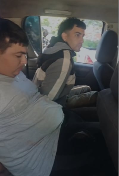 Dos de los detenidos, esposados, fueron alzados en una patrullera mientras los agentes reducían a los otros sospechosos de haber perpetrado un asalto en Limpio.