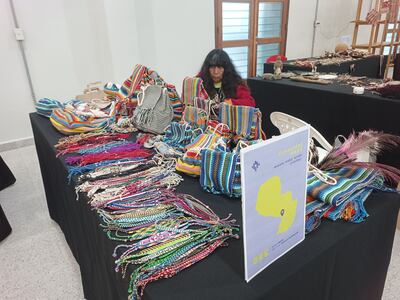 La comunidad Maká vende artesanías al Estado, a través del portal de contrataciones. También participa en ferias.