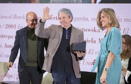 El escritor mexicano David Toscana (c) se ha alzado con el XXIX Premio Alfaguara de Novela, uno de los más importantes otorgados a una obra inédita en español, por 'El ejército ciego'.