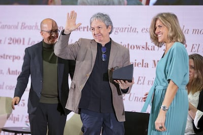 El escritor mexicano David Toscana (c) se ha alzado con el XXIX Premio Alfaguara de Novela, uno de los más importantes otorgados a una obra inédita en español, por 'El ejército ciego'.