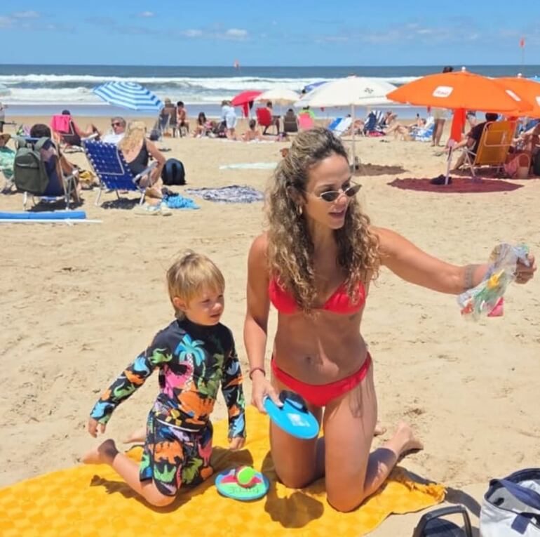 Anto Volpe jugando en la playa con el más pequeñín de la casa, Paulo. (Captura de la historia de Instagram de Anto Volpe)
