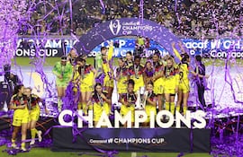 Festejo de las integrantes del plantel del América de México tras la obtención del título de la Copa de Campeones Femenina de la Concacaf contra el Washington Spirit, de la paraguaya Claudia Martínez, de 18 años.