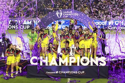 Festejo de las integrantes del plantel del América de México tras la obtención del título de la Copa de Campeones Femenina de la Concacaf contra el Washington Spirit, de la paraguaya Claudia Martínez, de 18 años.