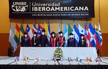 Autoridades de la UNIBE resaltaron la calidad de sus egresados de la promoción 2021.