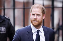 El príncipe Harry (Enrique), hijo menor del rey británico Carlos III, acudió este martes al Tribunal Superior de Londres en la segunda jornada sobre su demanda contra Associated Newspapers Limited (ANL), editora de ‘Daily Mail’ y ‘Mail on Sunday’.
