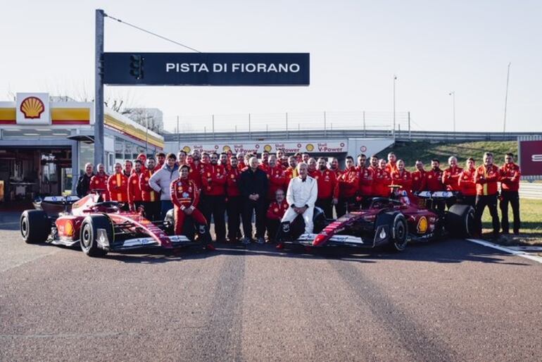 Al finalizar la jornada y como recuerdo de despedida, Carlos Sainz Jr., su padre y los integrantes del equipo Ferrari se tomaron una foto grupal.