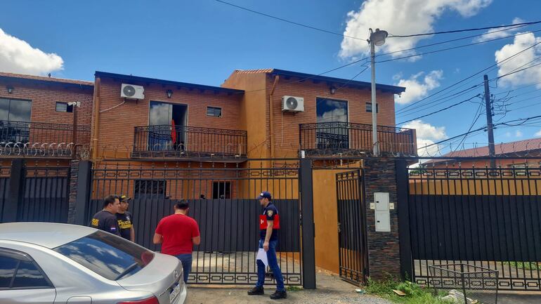 La casa allanada se encuentra al costado de una escuela del barrio Villa Anita de la localidad de Villa Elisa.