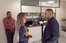 El defensor del Pueblo, al trasladarse hasta el Juzgado para ver el caso de las niñas indígenas presuntamente abusadas y hacer el seguimiento.