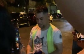 Cuidacoches de la zona de locales nocturnos de Carmelitas acepta pagos con tarjetas, código QR y hasta transferencias bancarias.