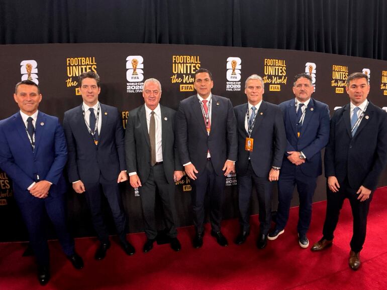Integrantes de la Delegación Paraguaya en el Sorteo de la Copa de Mundo 2026. (Foto: APF)