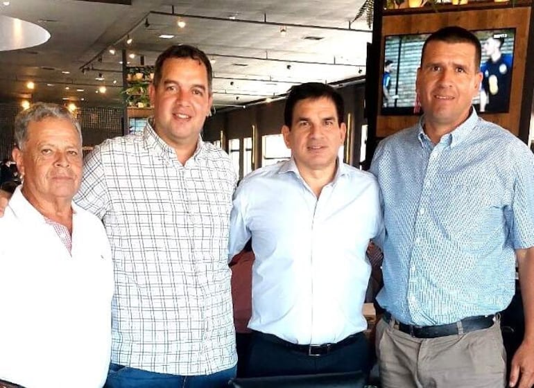 De izquierda a derecha Gervacio Raúl Correa Cristaldo, Sergio Ysmael Bobadilla Almirón, ministro Juan Carlos Baruja y Digno Teodoro Aliendre Benítez.