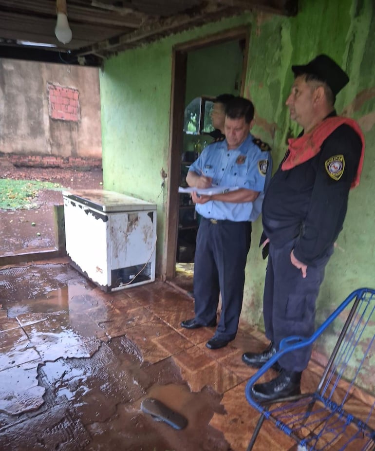 Agentes policiales realizaron una inspección minuciosa en el lugar allanado en Vista Alegre, Amambay.