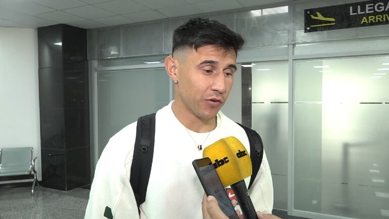 Adam Bareiro, futbolista de la selección paraguaya, conversando con ABCTV en el Aeropuerto Silvio Pettirossi de Asunción.